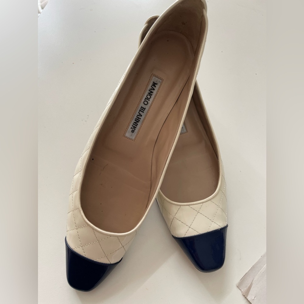 Manolo Blahnik White with Navy FLAT Quilted shoes size 37